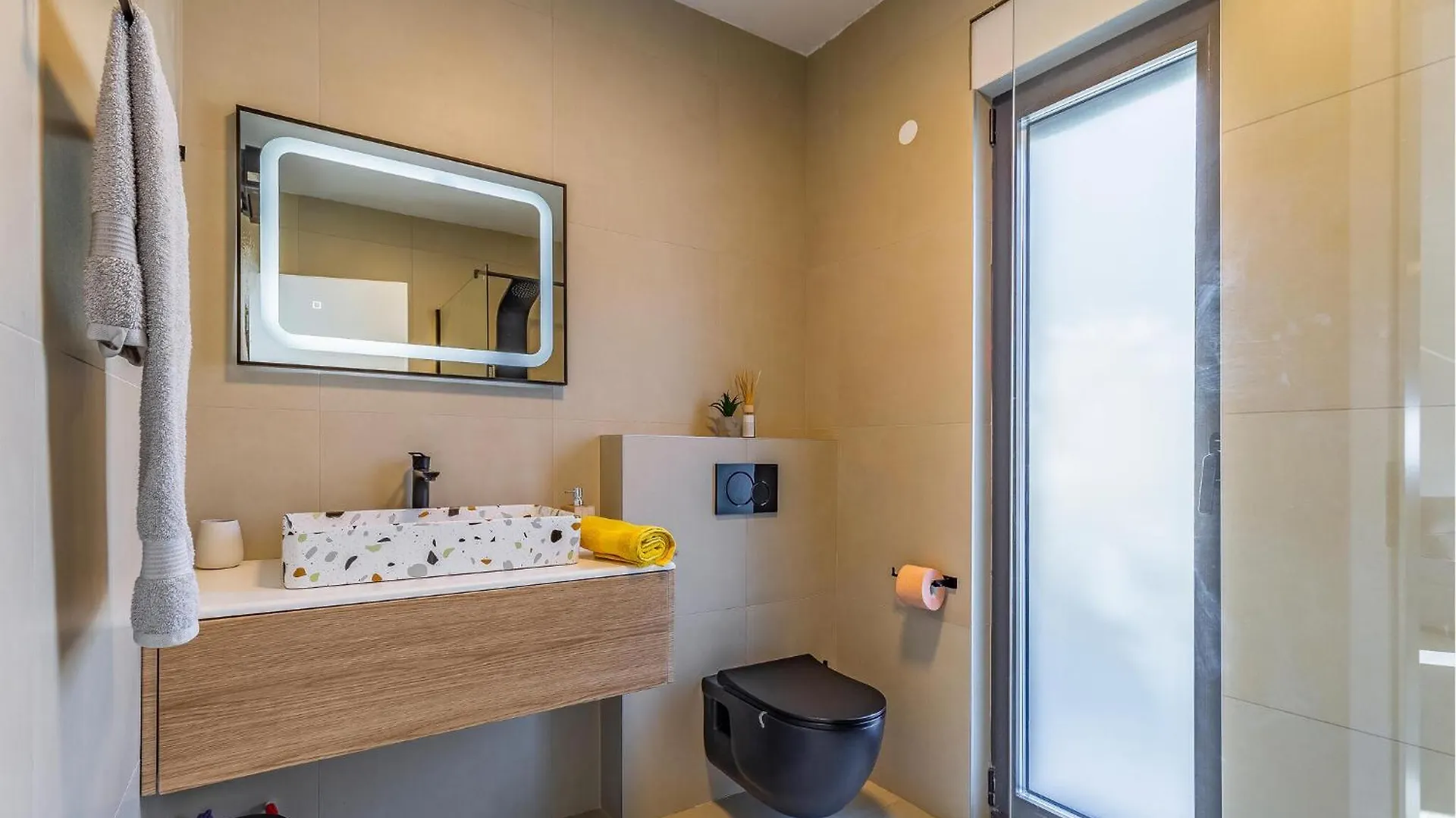 Gorgeous Home In Reburici, Trget With Kitchen Ubasico Croácia